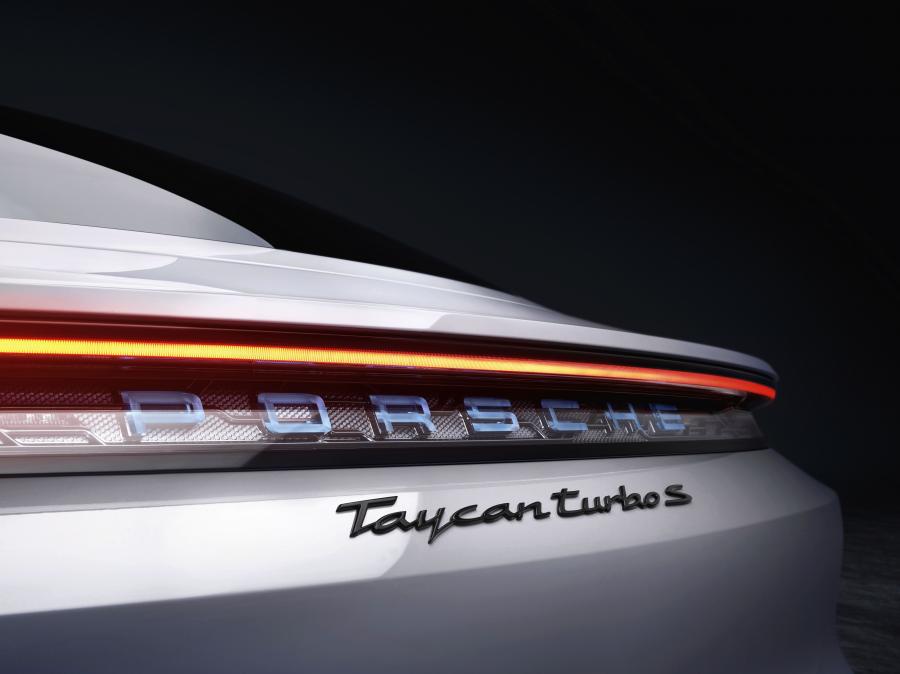 Логотип Porsche Taycan Turbo S 2019 года  (WW) (фото 6 из 46)